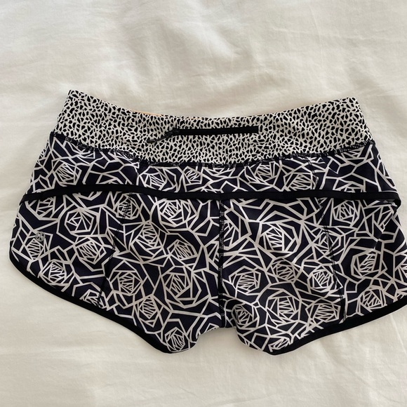 Black and white Lululemon Speed Short - size 6 - Picture 2 of 3